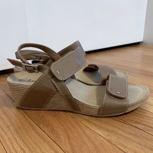 Clarks Bendables tan sandals